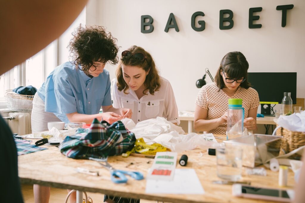 Návrhárka Alžbeta Zakladateľka značky Bagbet nikdy neplánovala, že sa stane návrhárkou. Na obrázku na jednom zo svojich kurzov. 
