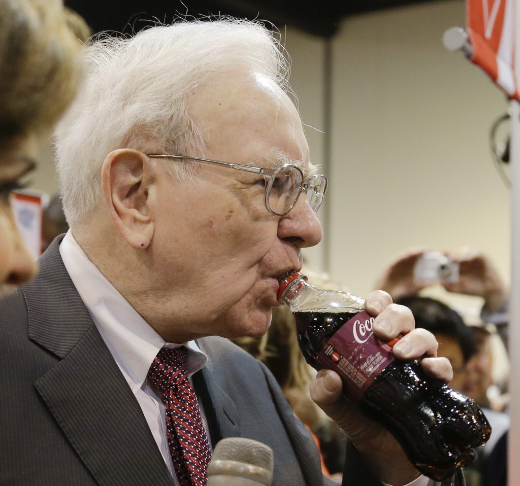 Investor Warren Buffett pije Coca-Colu.