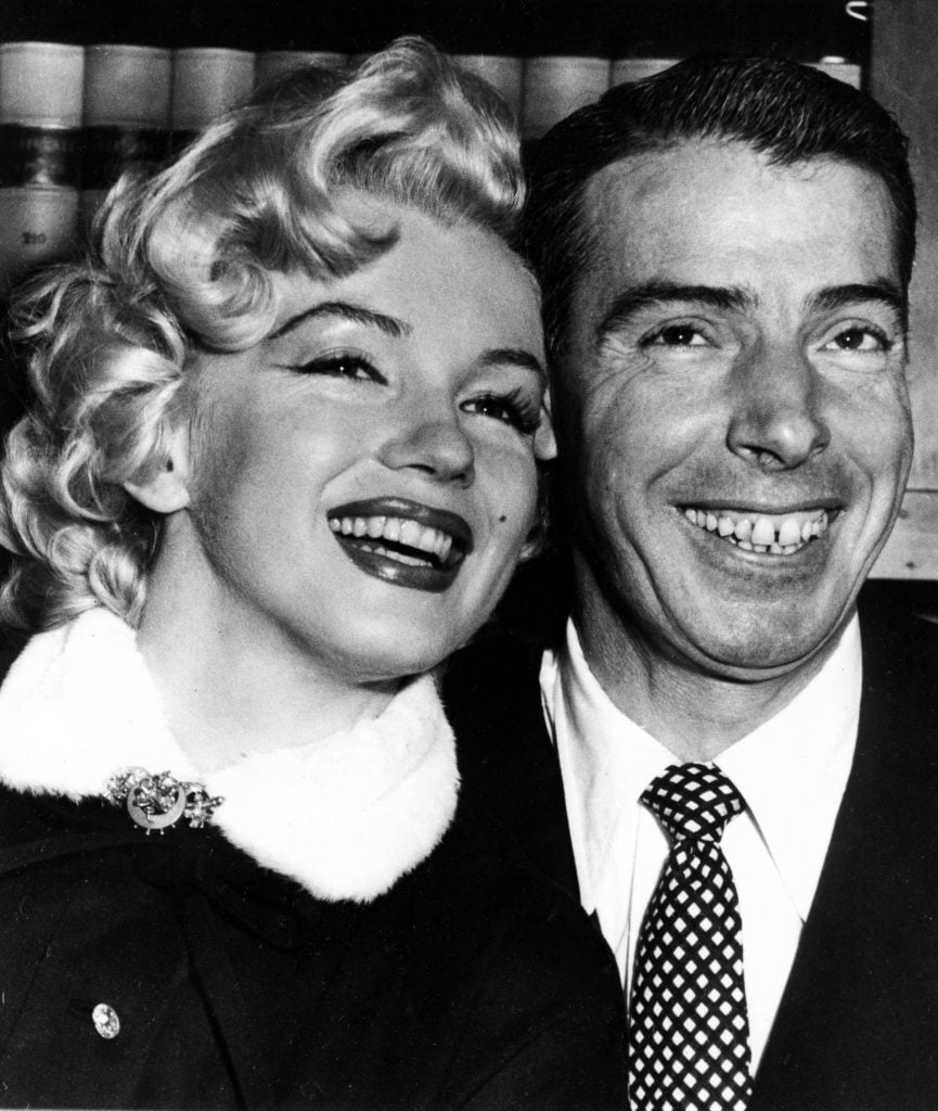 Marilyn Monroe a Joe DiMaggio na zábere z roku 1954. 