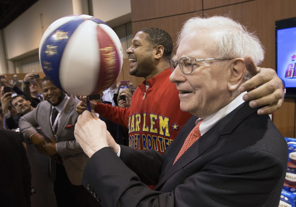 Výročné stretnutie Berkshire Hathaway v roku 2013 spestrili hviezdy tímu NBA Detroit Lions Ndamukong Suh a slávnych Harlem Globetrotters Chris „Handles“ Franklin. FOTO: SITA/AP