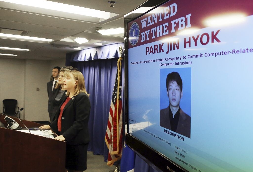 Americká prokurátorka Tracy Wilkinson oznamuje, že zodpovedným za útok Wannacry požadujúci výkupné, je zodpovedný programátor Park Jin Hyok, ktorý mal pracovať pre Severnú Kóreu. FOTO: SITA/AP