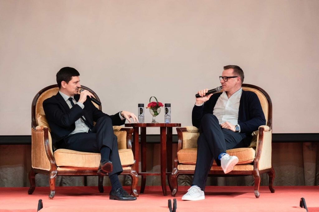 Vľavo sedí Juraj Porubský, šéfredaktor slovenského Forbesu, a Harry Guhl, ktorý stojí za úspešným švajčiarskym hodinárstvom Czapek & Cie. 
