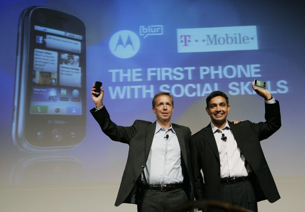 Sanjay Jha, co-CEO Motoroly a Cole Brodman, T-Mobile CTO, s androidovými mobilmi na konferencii v San Franciscu v roku 2009. FOTO: SITA/AP