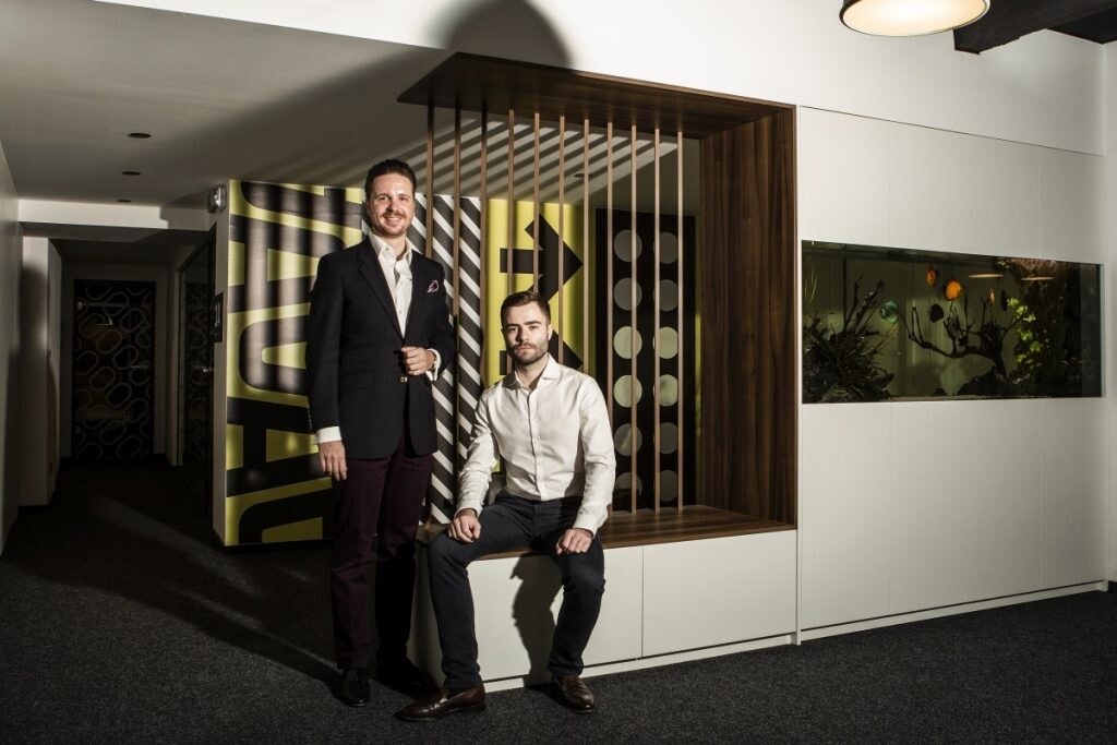 Zakladatelia a spolumajitelia spoločnosti Berlin Brands Group (predtým electronic-star) Dominik Brichta (vľavo) a Peter Both vo vynovených priestoroch firmy v bratislavskom Starom Meste.