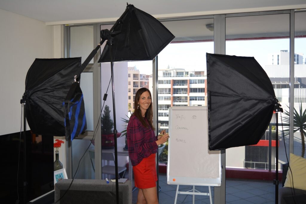 Konzultantka Silvia Myers počas natáčania svojho online kurzu pre podnikateľov.