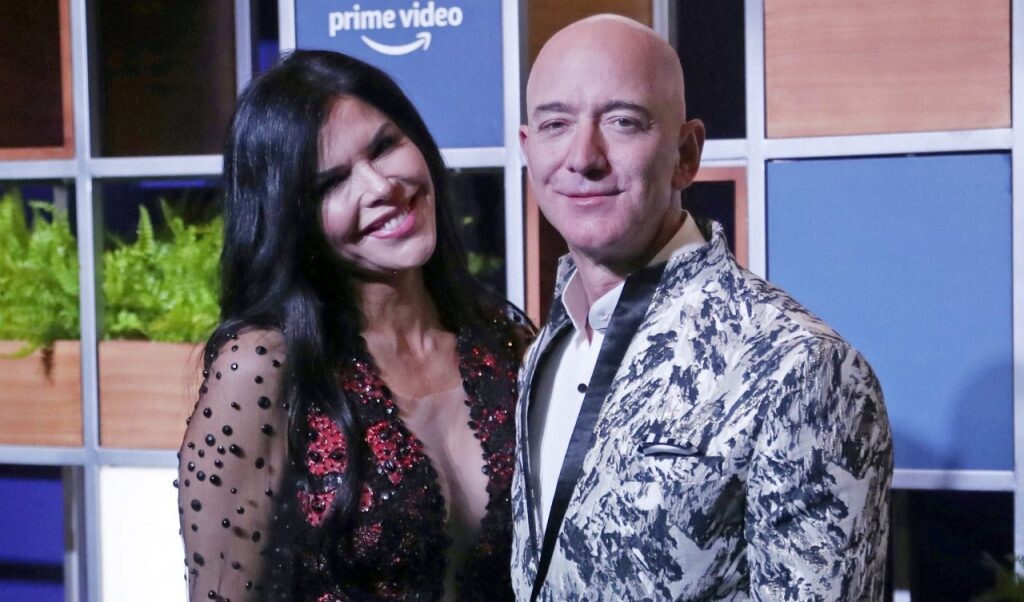 Jeff Bezos a jeho nová priateľka Lauren Sánchez.