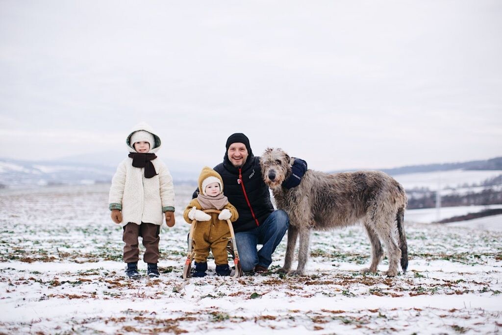 Dve deti Kataríny Filovej, jej manžel a ich pes.