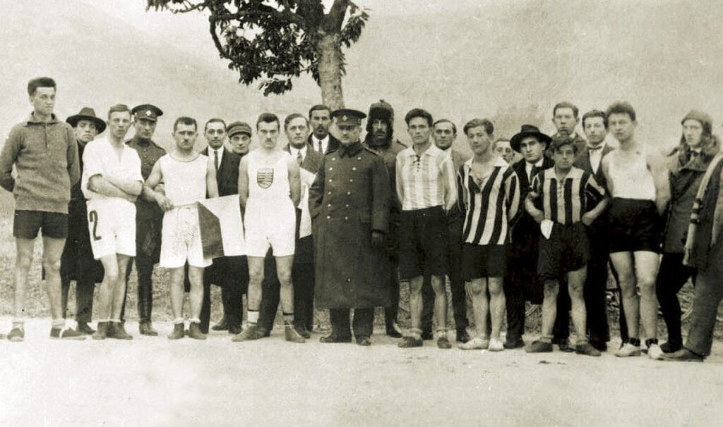 Bežci a organizátori na štarte prvého Košického maratónu v októbri 1924. Foto: Archív KMM