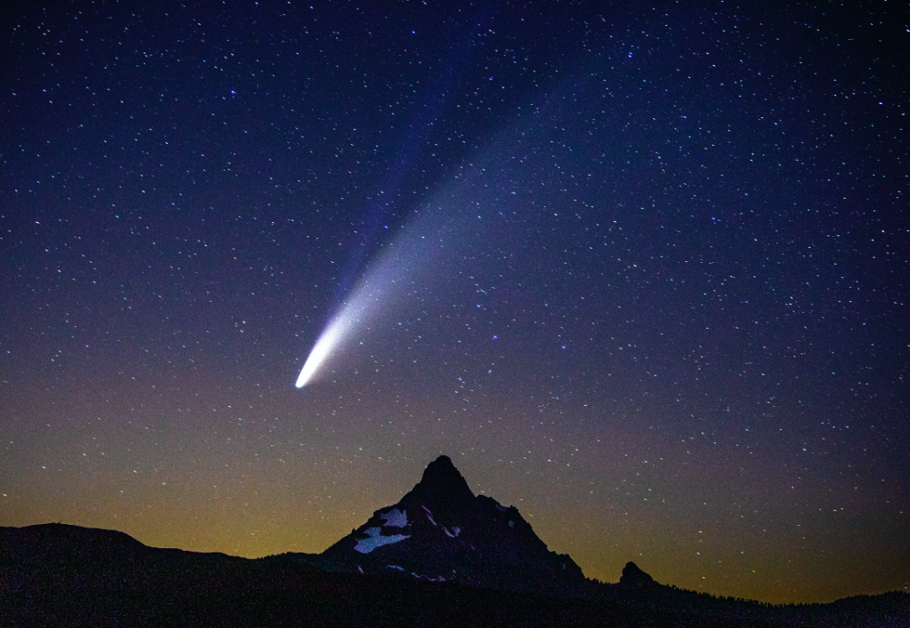 Kométa nad vrchom Mount Washington v americkom Oregone.