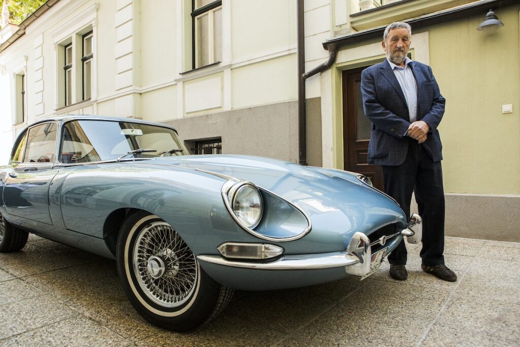 Karol Pavlů a jeho Jaguar E-Type z roku 1968.