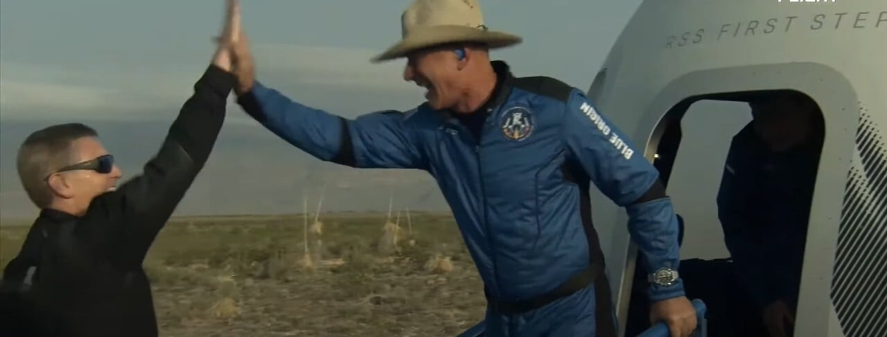 Jeff Bezos krátko po pristátí letu jeho vesmírnej rakety Blue Origin.