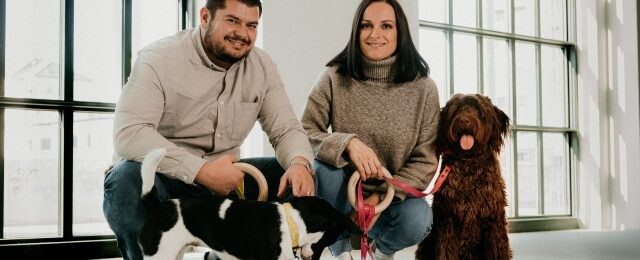 Manželia si otvorili jedinečný butik pre psy. Pomáhať chcú aj zvieracím útulkom