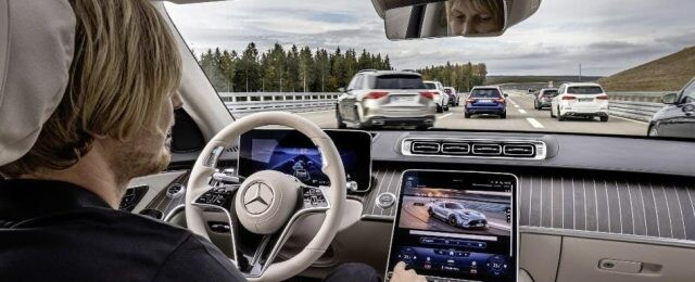Mercedes získal povolenie na autonómne riadenie áut v zápche. Kde je Tesla?