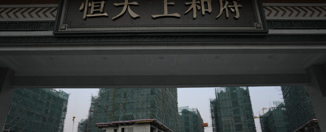 Čínsky developer Evergrande sa vracia na burzu, investori sa stále obávajú o svoje peniaze