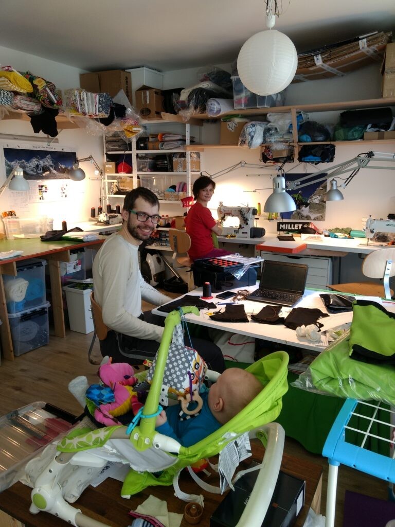 Tomáš Lehocký a krajčírka Gabika v dvojizbovom byte, v ktorom sa začal písať príbeh firmy Froggywear. 